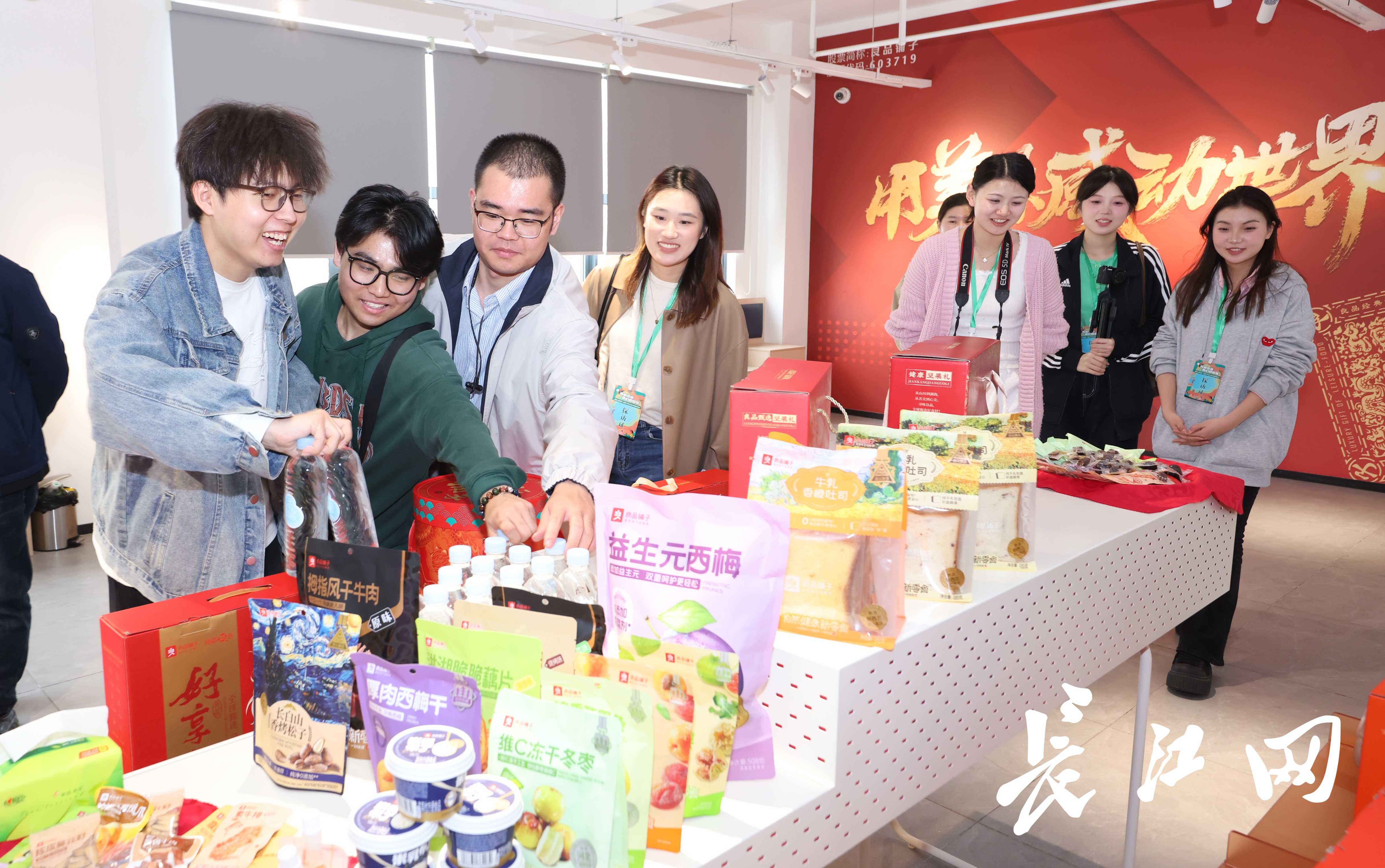 日均發(fā)貨20萬(wàn)單背后的智慧與甜蜜——全國(guó)大學(xué)生社會(huì)實(shí)踐團(tuán)探訪(fǎng)良品鋪?zhàn)又悄芪锪髋c黃驊冬棗的故事